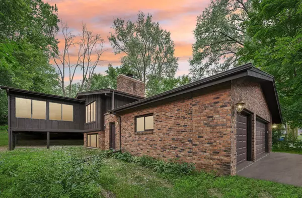 101 Oak Shore DR, Burnsville, MN 55306