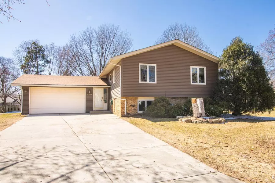 5301 Hamilton LN N, Brooklyn Park, MN 55443