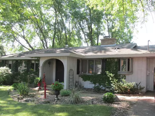 1611 W 63rd ST, Chanhassen, MN 55331