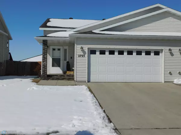 2793 Umber CT S, Fargo, ND 58104