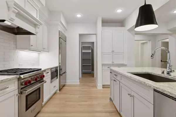 Wayzata, MN 55391,222 Ferndale Road S #207