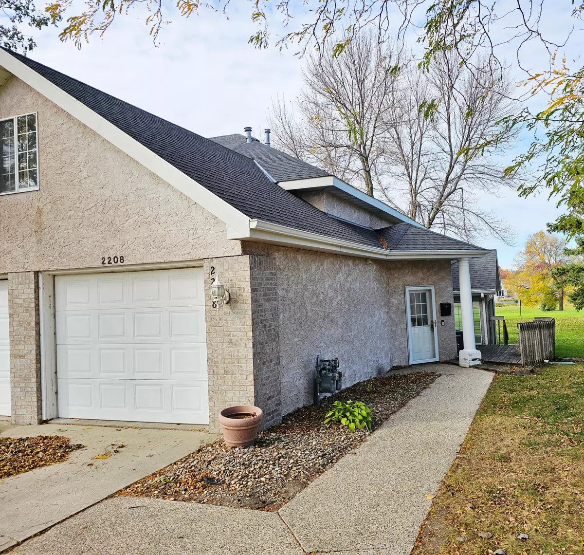 Willmar, MN 56201,2208 10th AVE SE #12