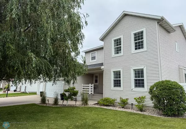 5592 Farmstead CT S, Fargo, ND 58104