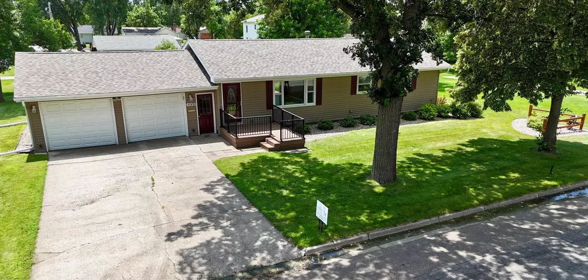 Olivia, MN 56277,603 E Maple AVE