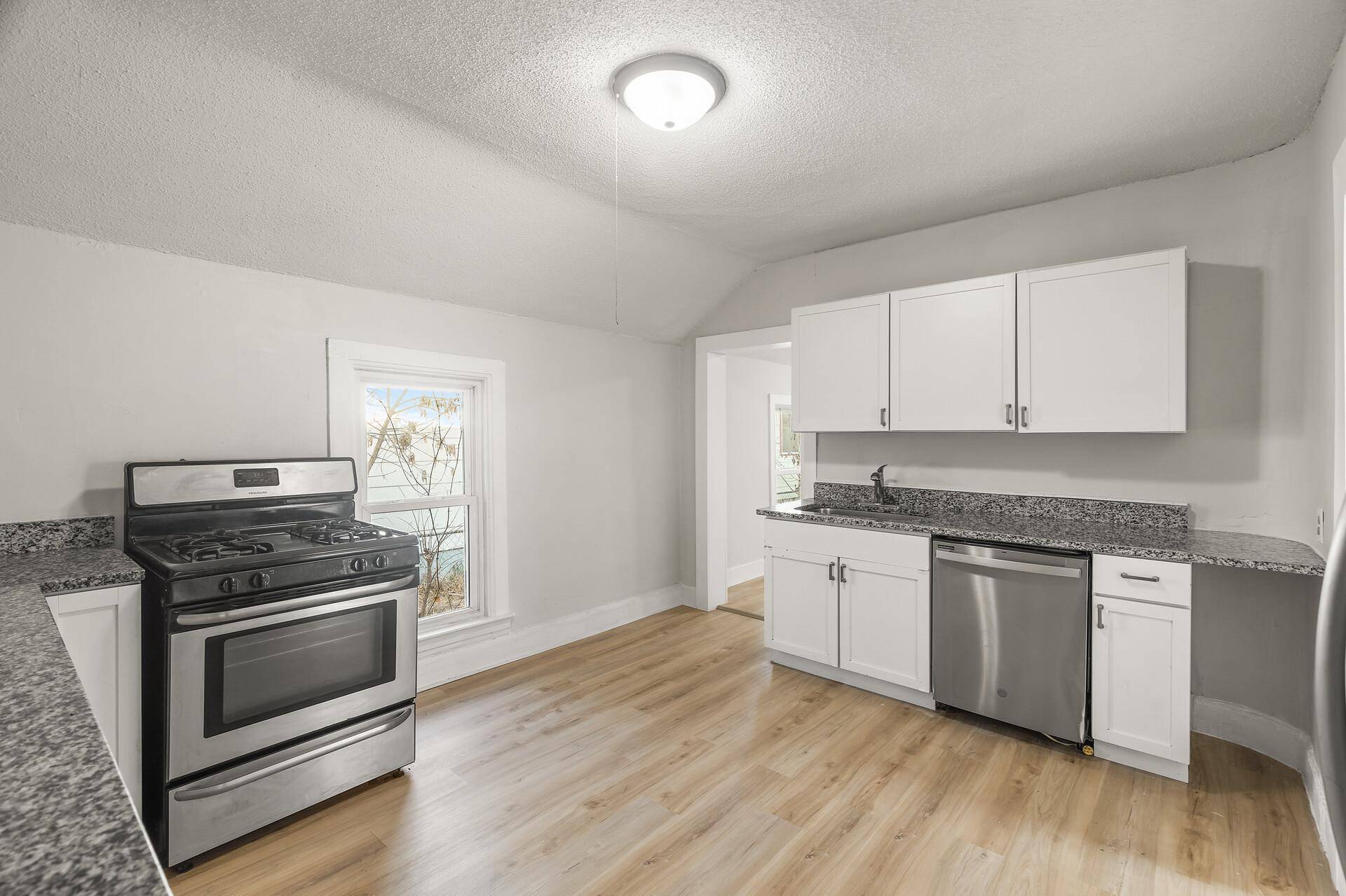 Saint Paul, MN 55117,60 Geranium AVE E