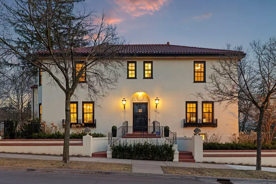 1919 Mount Curve AVE, Minneapolis, MN 55403