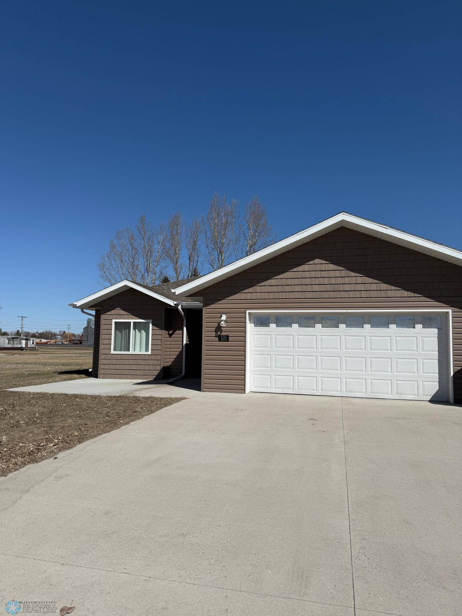 101 Dakota DR, Hankinson, ND 58041