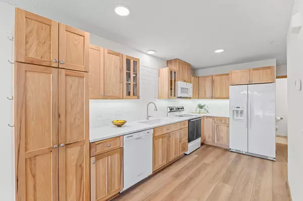 525 Mission Hills WAY W, Chanhassen, MN 55317