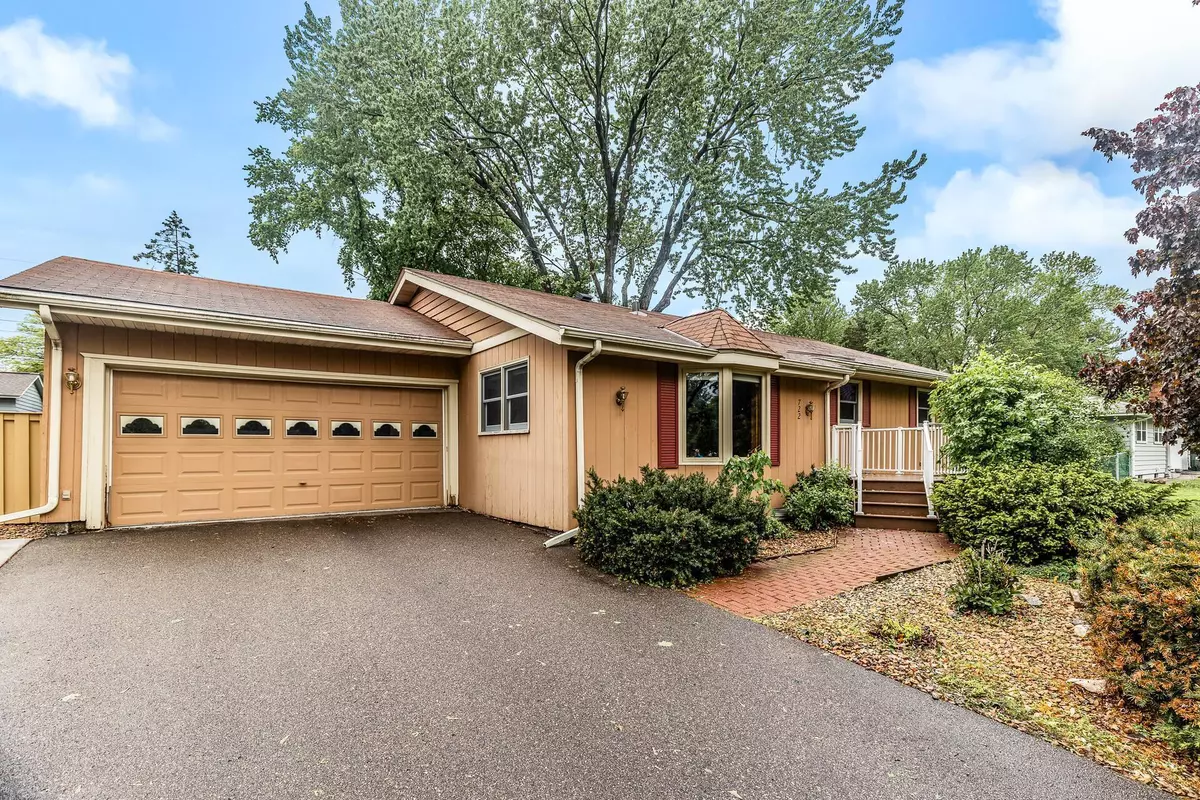 Mendota Heights, MN 55120,722 Navajo LN