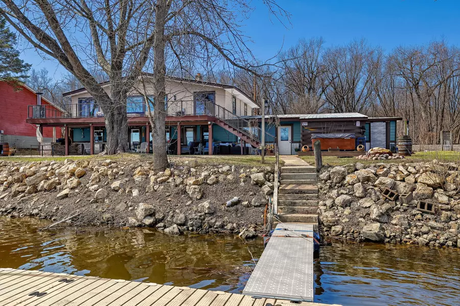 742 Shore Acres RD, La Crescent, MN 55947