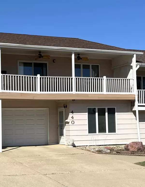 440 S 6th AVE, Windom, MN 56101