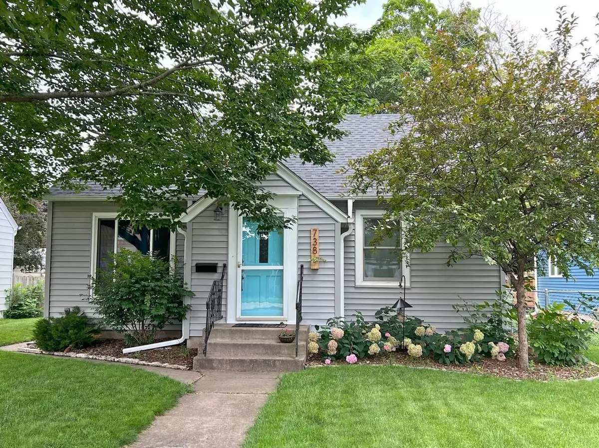 South Saint Paul, MN 55075,738 6th AVE S
