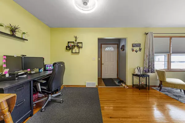 North Mankato, MN 56003,1044 Center ST