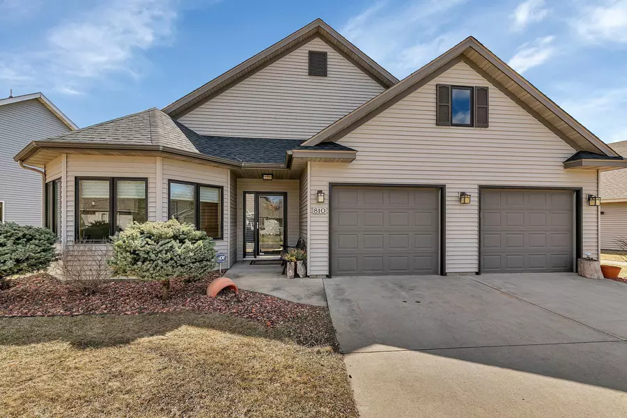 810 Aspen CIR, Waite Park, MN 56387