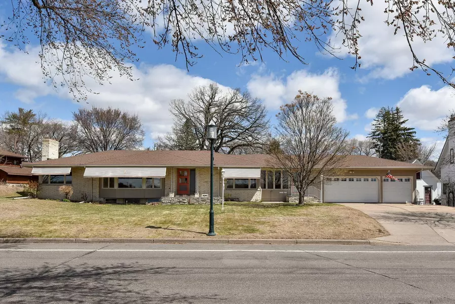 4120 Shoreline DR, Robbinsdale, MN 55422