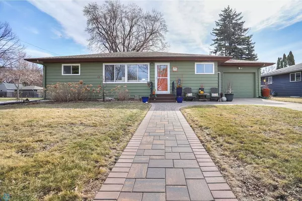 1102 River DR, Moorhead, MN 56560