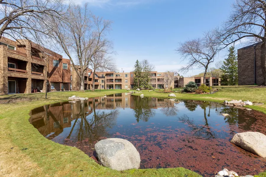 2230 Midland Grove RD #201, Roseville, MN 55113