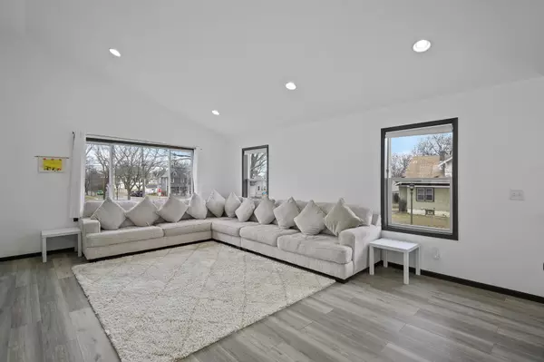 Saint Paul, MN 55117,84 Hatch AVE W