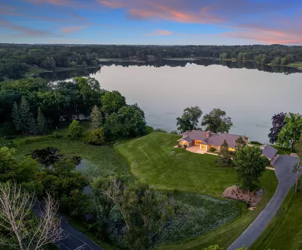 4 W Shore RD, North Oaks, MN 55127