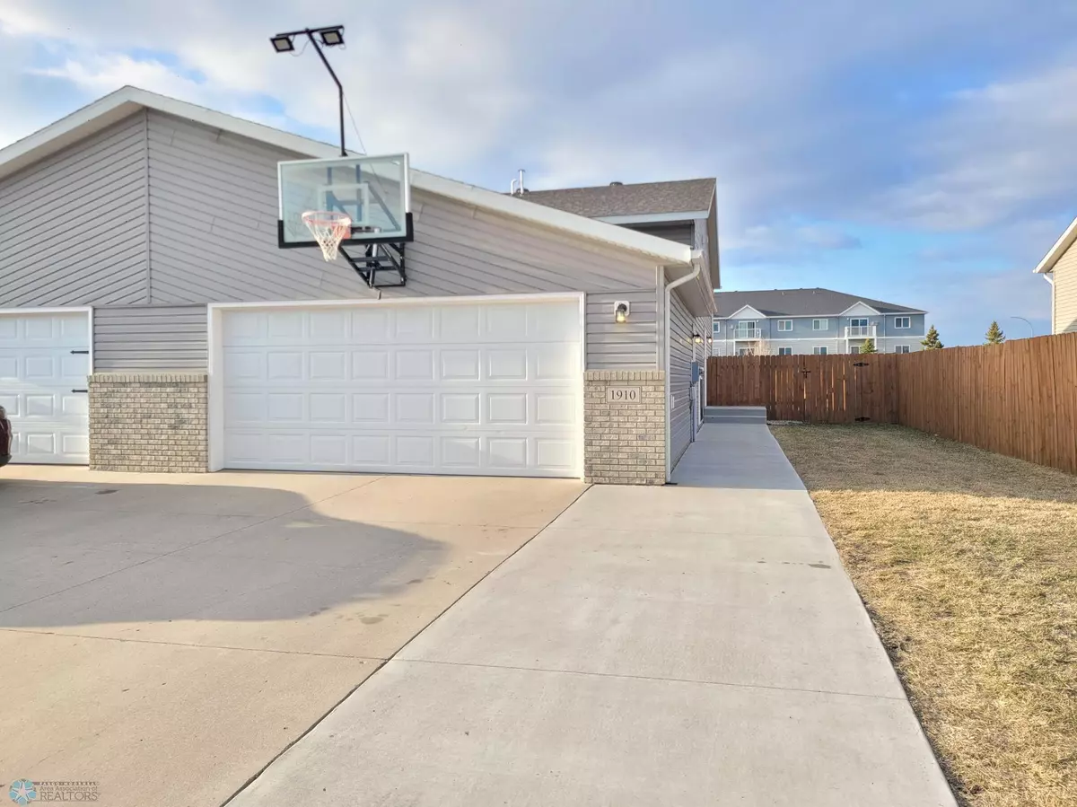 Moorhead, MN 56560,1910 41st AVE S