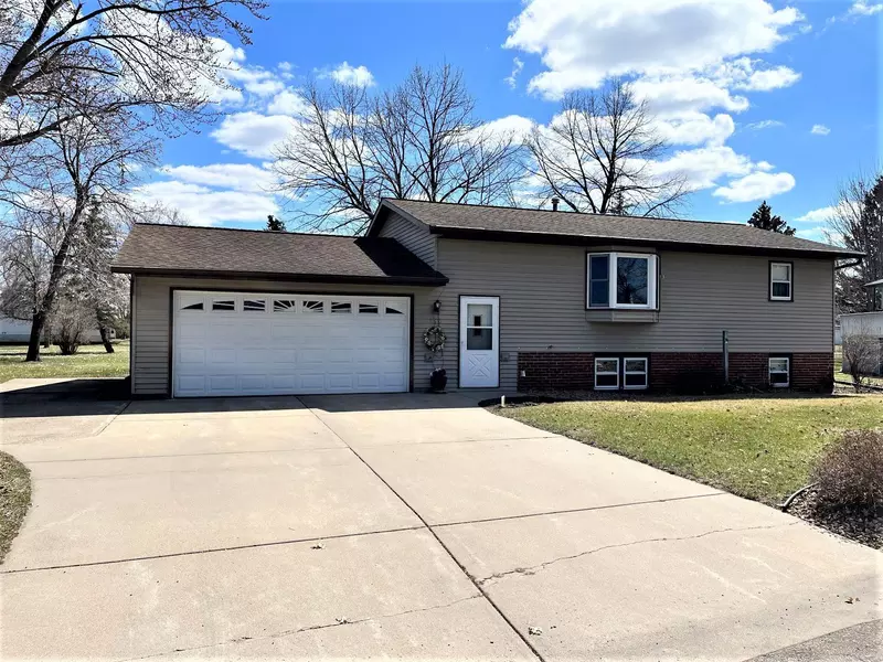 960 Lilac DR, Sauk Centre, MN 56378