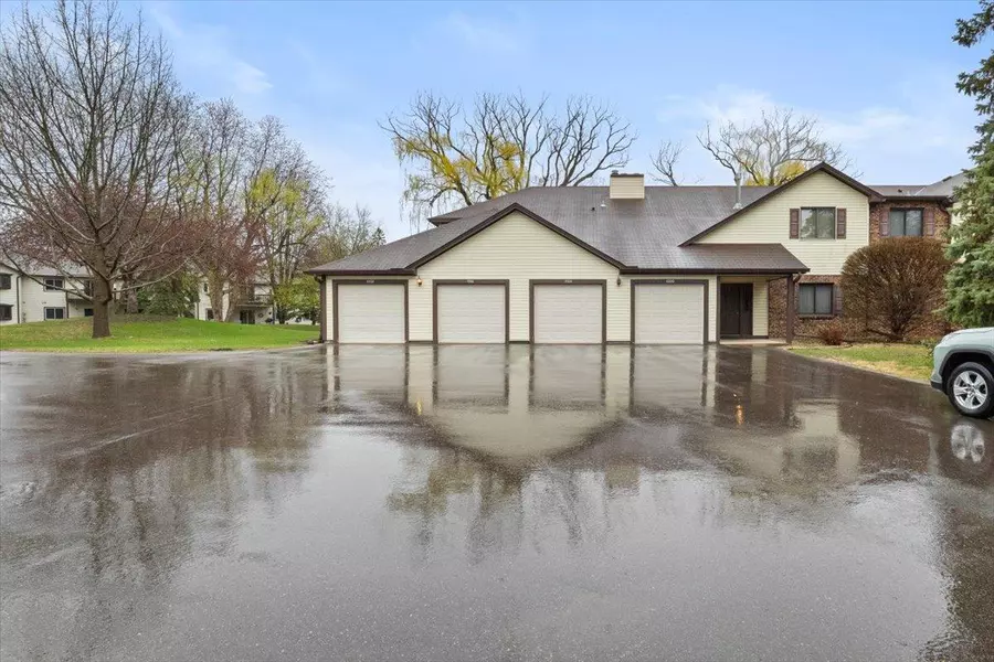 1004 Heritage CT E #401, Vadnais Heights, MN 55127