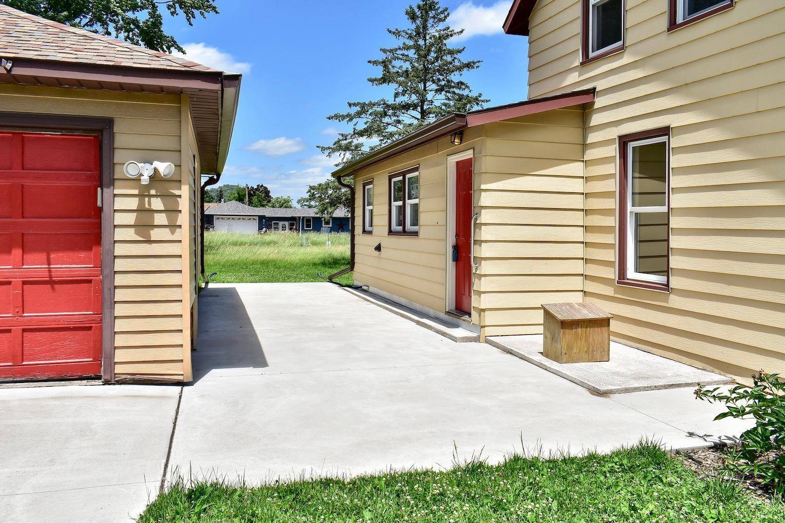 Dakota, MN 55925,1240 Browns LN