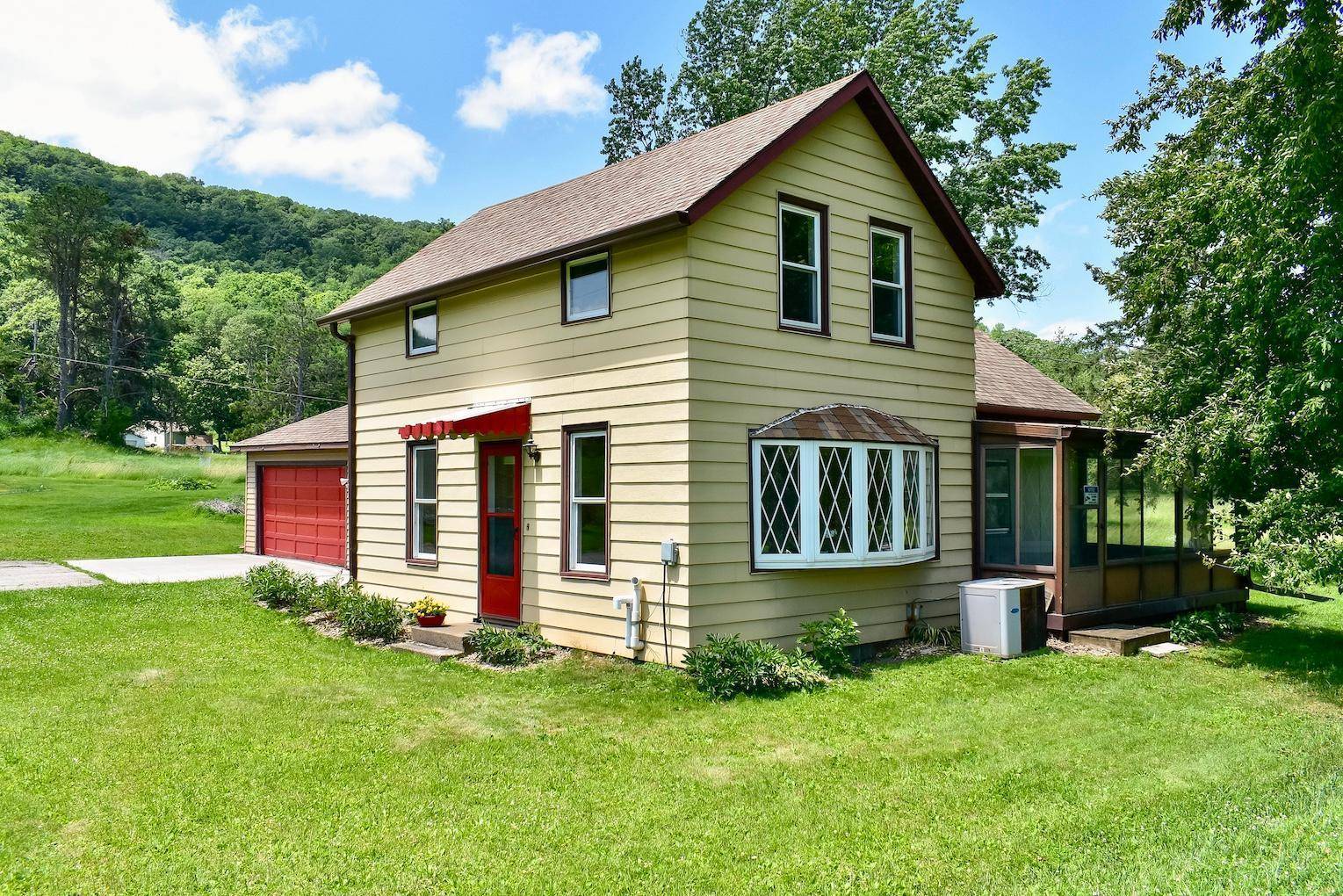Dakota, MN 55925,1240 Browns LN