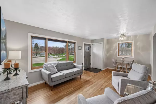 Oakdale, MN 55128,429 Guthrie CT N