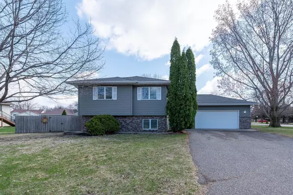 2026 Valley View DR,  North Mankato,  MN 56003