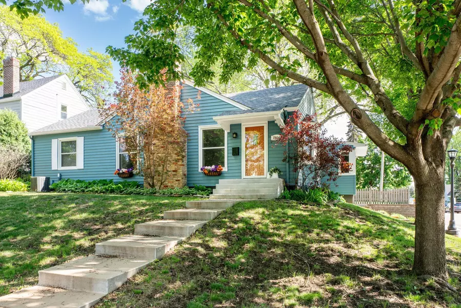 1694 Hillcrest AVE, Saint Paul, MN 55116