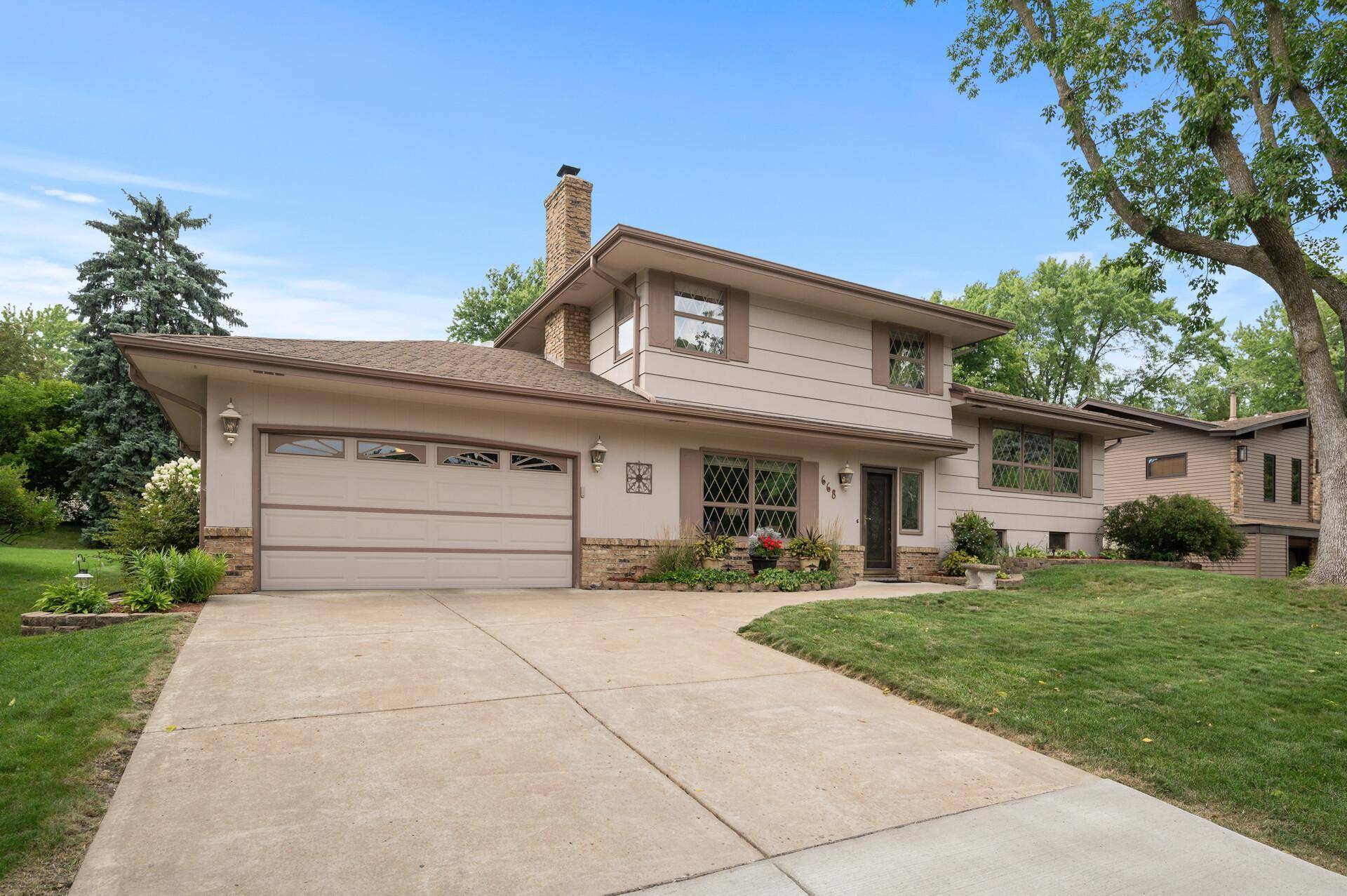 668 Riviera DR, New Brighton, MN 55112