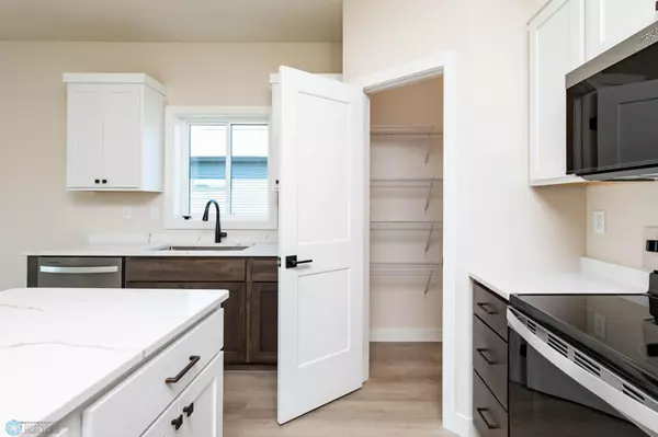 West Fargo, ND 58078,5862 Ellis DR S