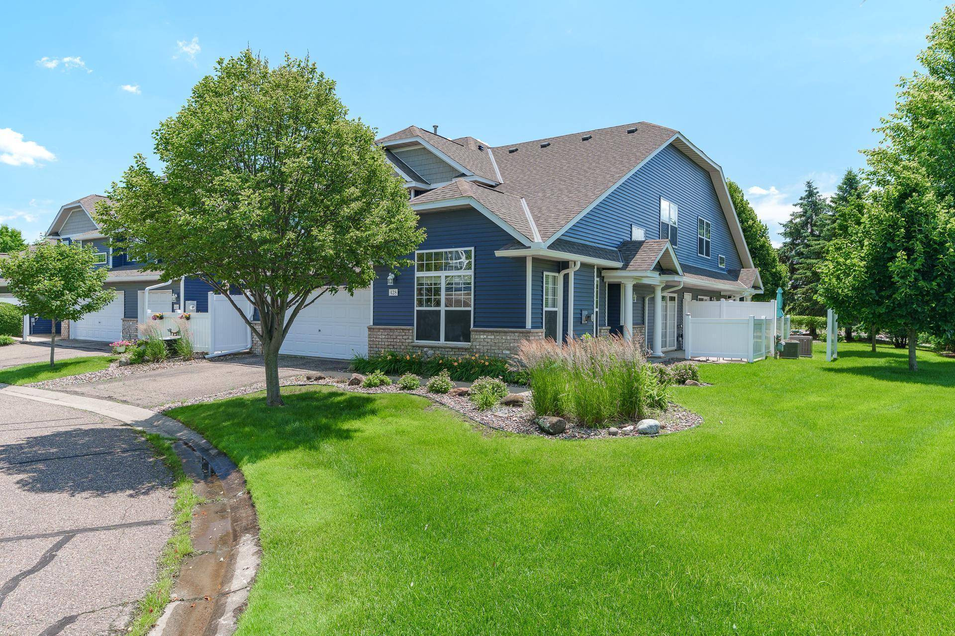 428 Hickory LN N, Oakdale, MN 55128