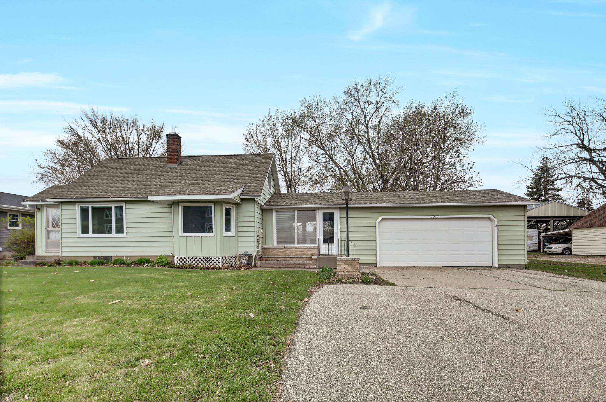 1217 N High ST, Lake City, MN 55041