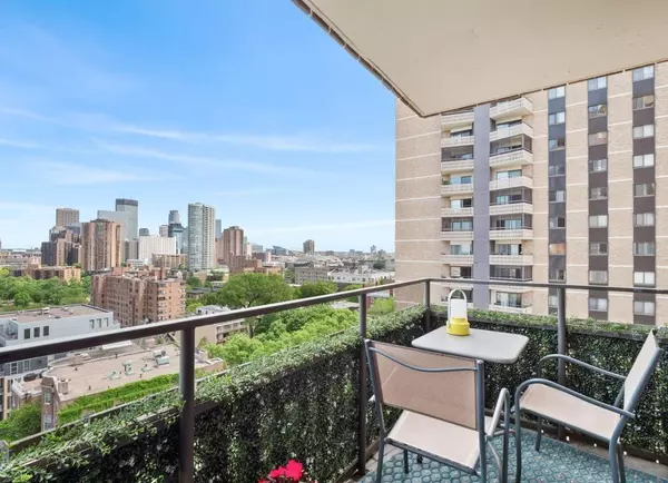 Minneapolis, MN 55403,410 Groveland AVE #1203