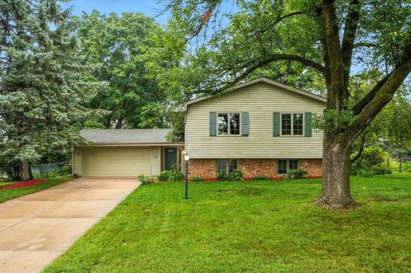 537 Woodhill DR, Roseville, MN 55113
