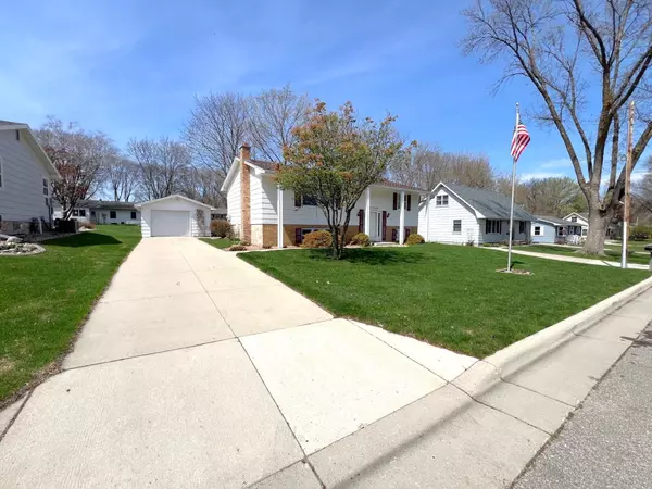 Willmar, MN 56201,1608 7 1/2 ST SW