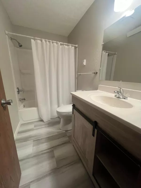 South Saint Paul, MN 55075,221 Grand AVE W #113