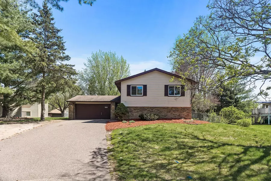 255 Hallam Curve, Mahtomedi, MN 55115