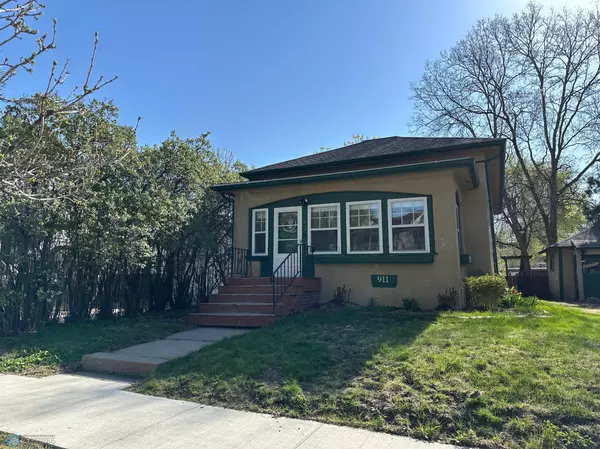 911 8th ST N, Fargo, ND 58102