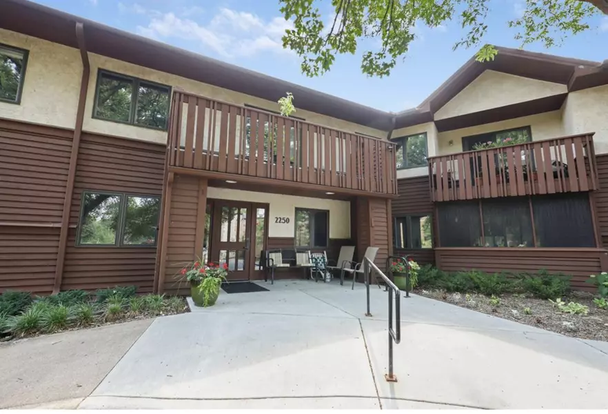 2250 W Luther PL #101, Saint Paul, MN 55108