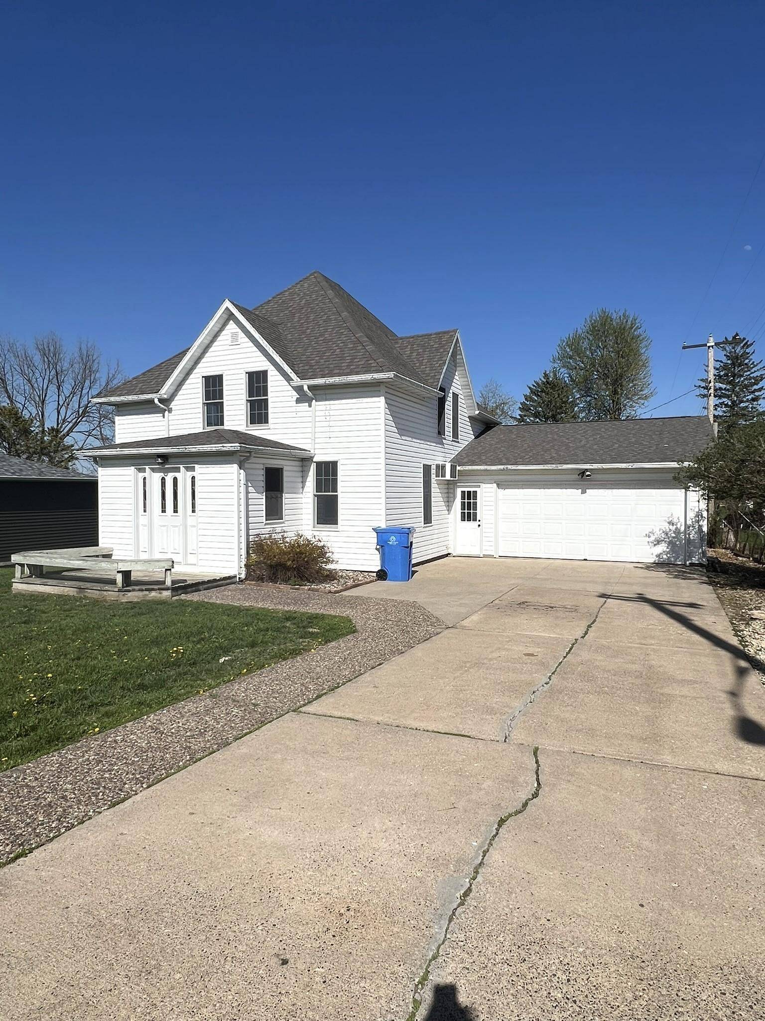 21 1st ST SE, Altura, MN 55910