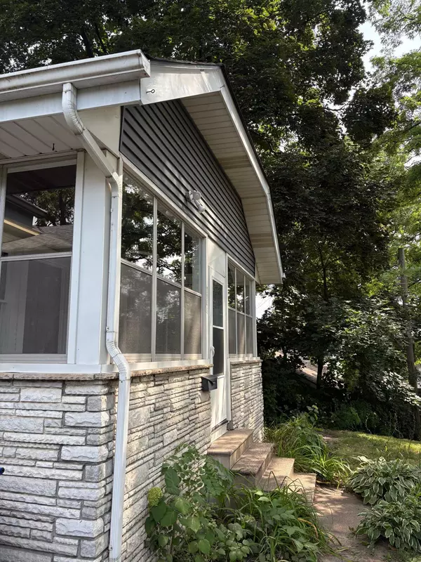 Saint Paul, MN 55106,1043 Burns AVE