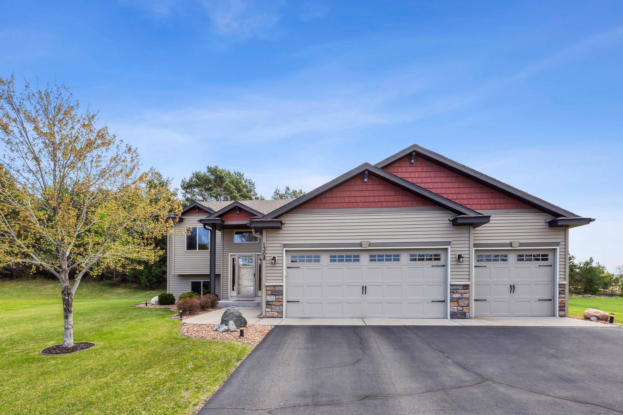 1308 Deer Haven CT, Isanti, MN 55040