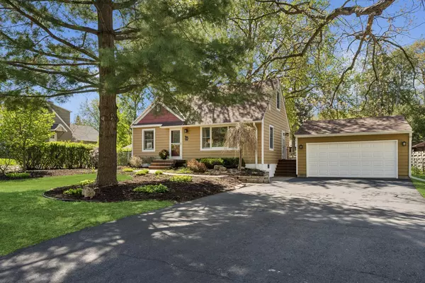 66 Hickory ST, Mahtomedi, MN 55115