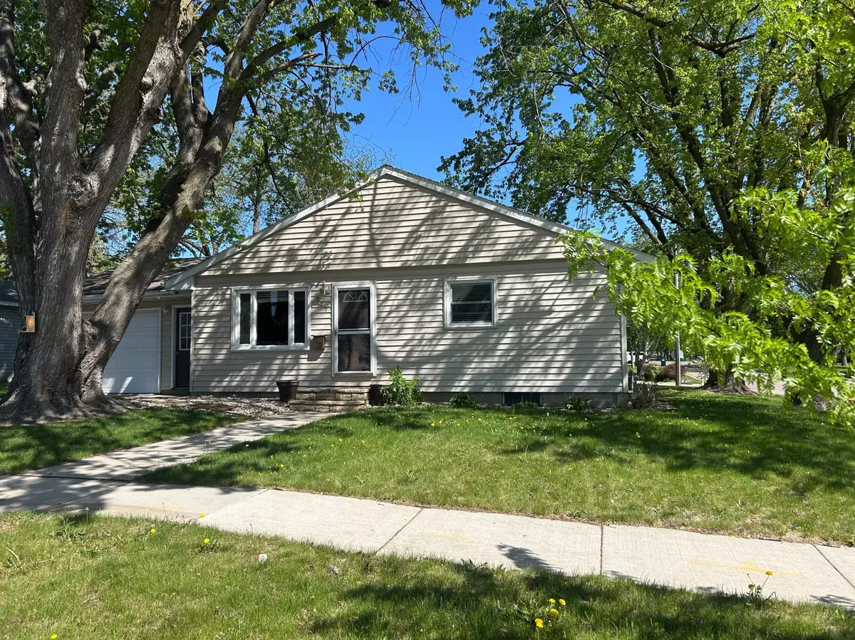 Glencoe, MN 55336,927 15th ST E