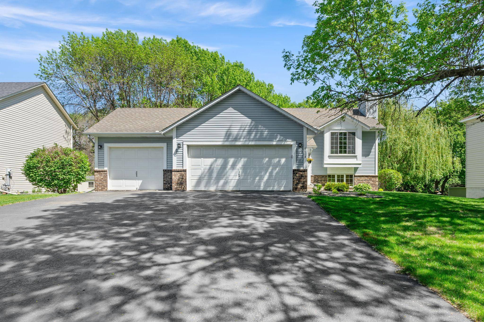 9618 Ranchview LN N, Maple Grove, MN 55369