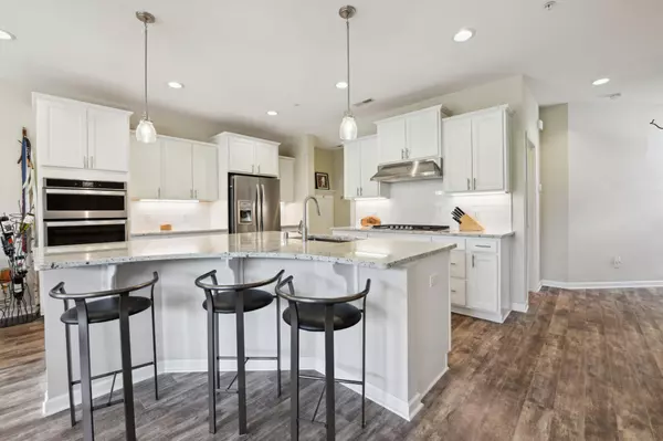 722 Maggie WAY, Chanhassen, MN 55317