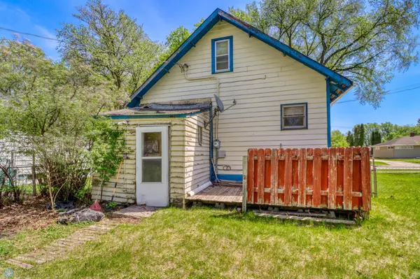 Fargo, ND 58102,1522 8th ST N